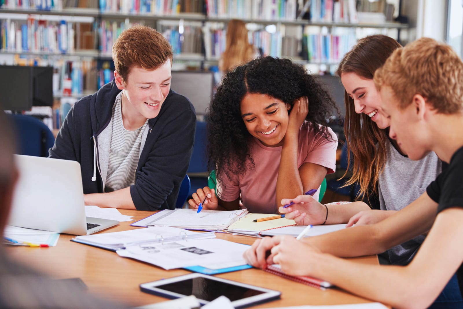 Students working together on their studies, showing teamwork and communication. Image@Canva